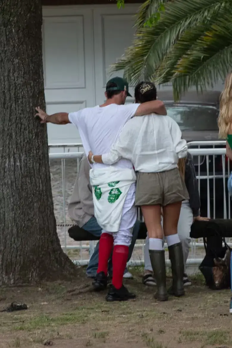 Facundo Pieres y Zaira Nara abrazados.