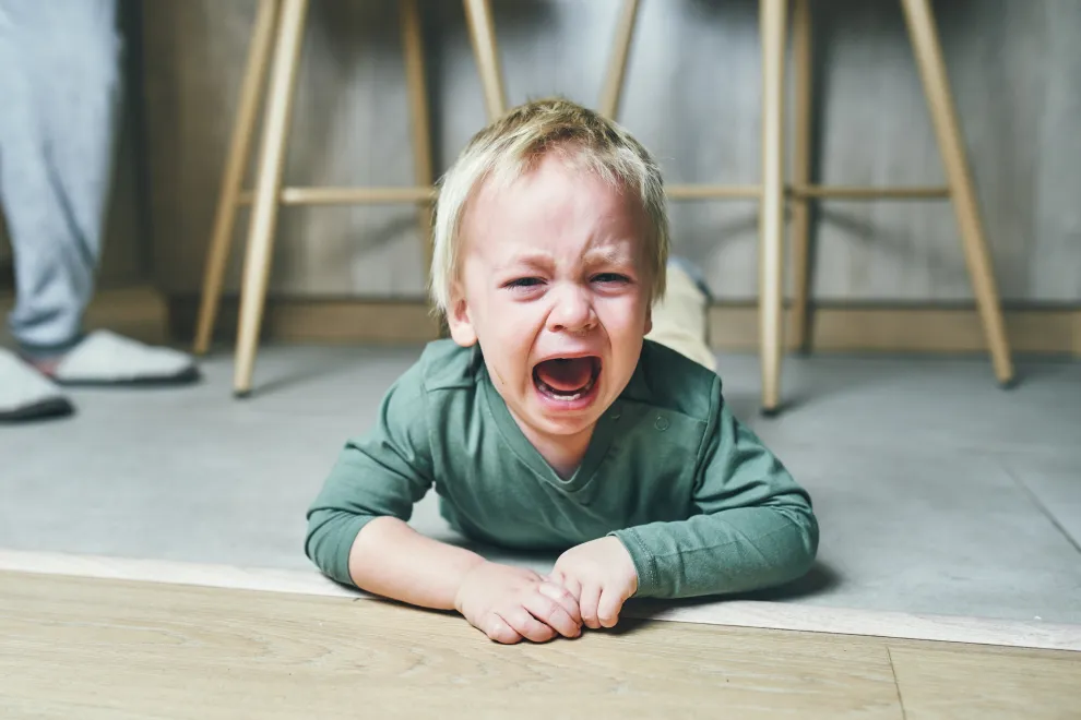 4 emociones que no hay deberíamos reprimir en las infancias.