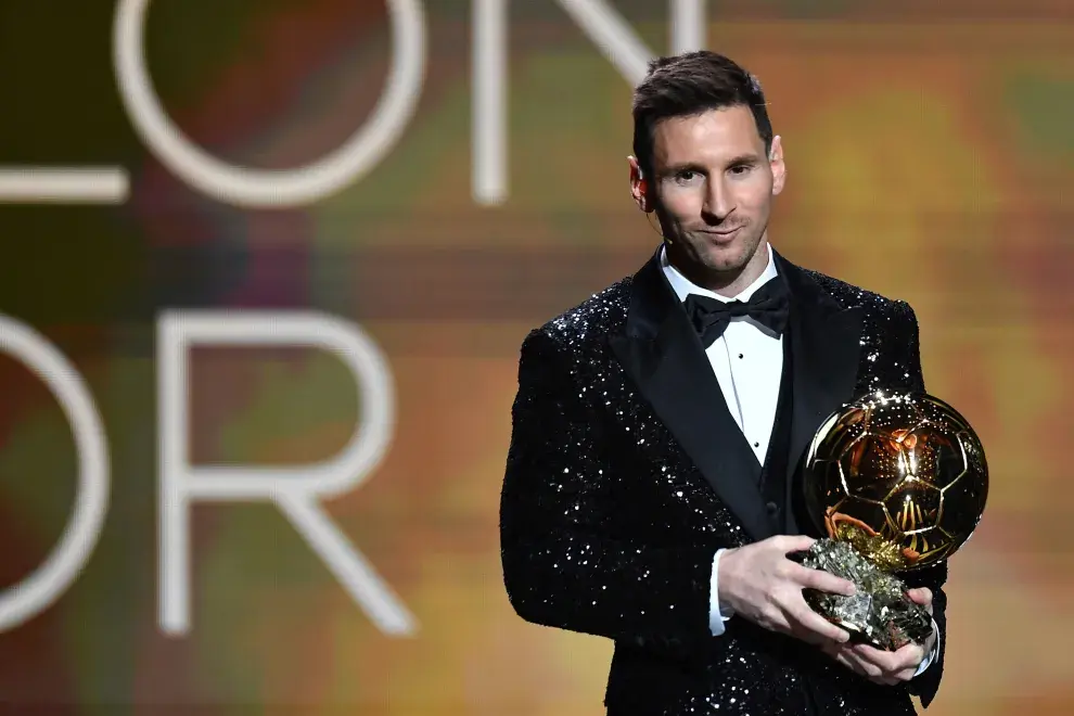 Lionel Messi con el premio Balón de Oro 2021.