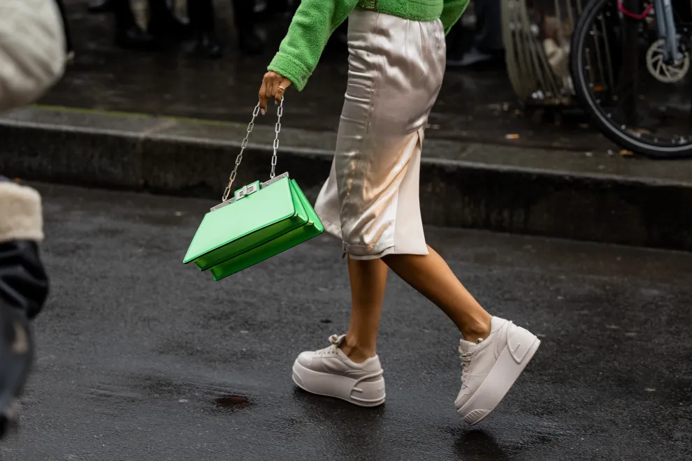 Zapatillas con plataforma por las calles de Paris