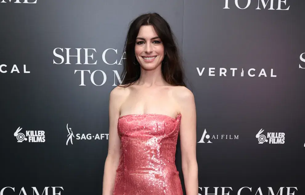 El alucinante look estilo Barbie de Anne Hathaway 