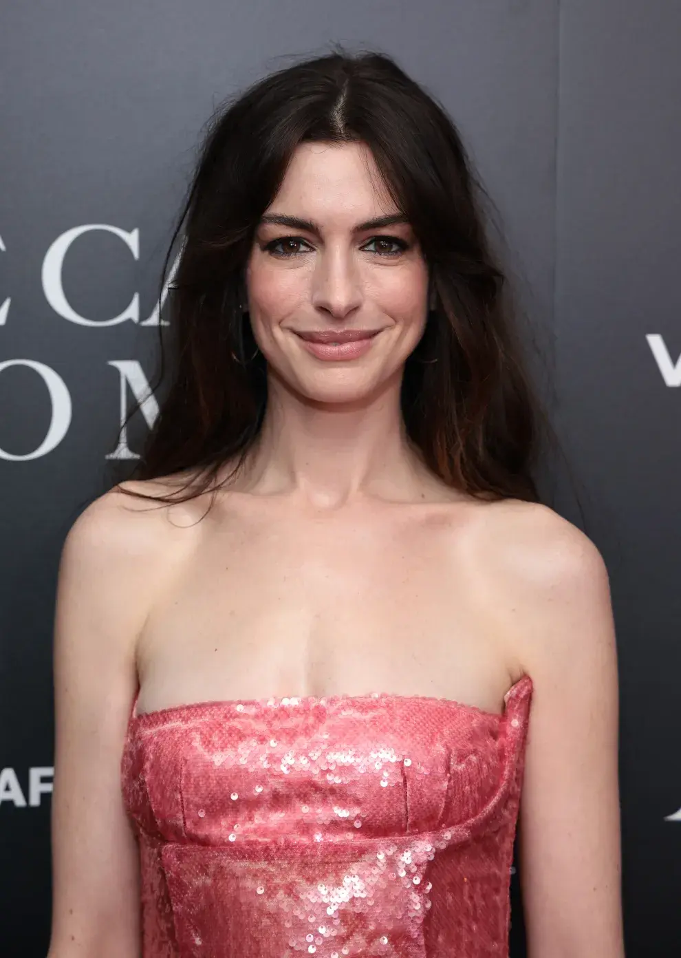 Anne Hathaway se sumó al color del momento.