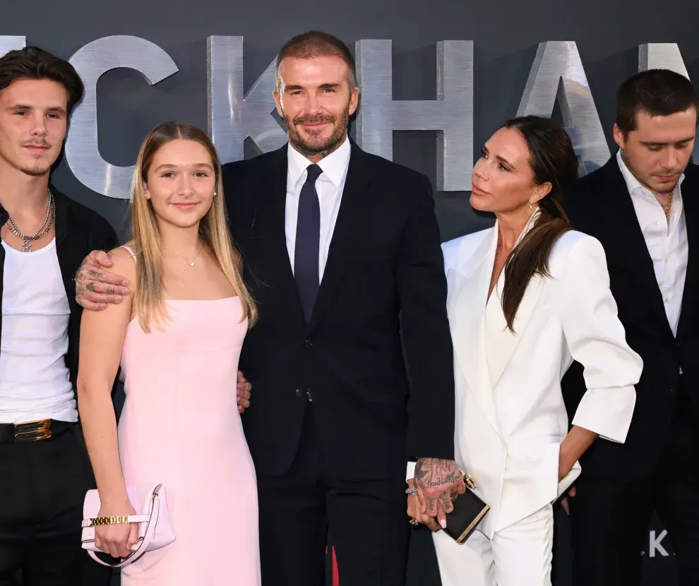 La familia Beckham reunida en la premiere de su serie en Londres.