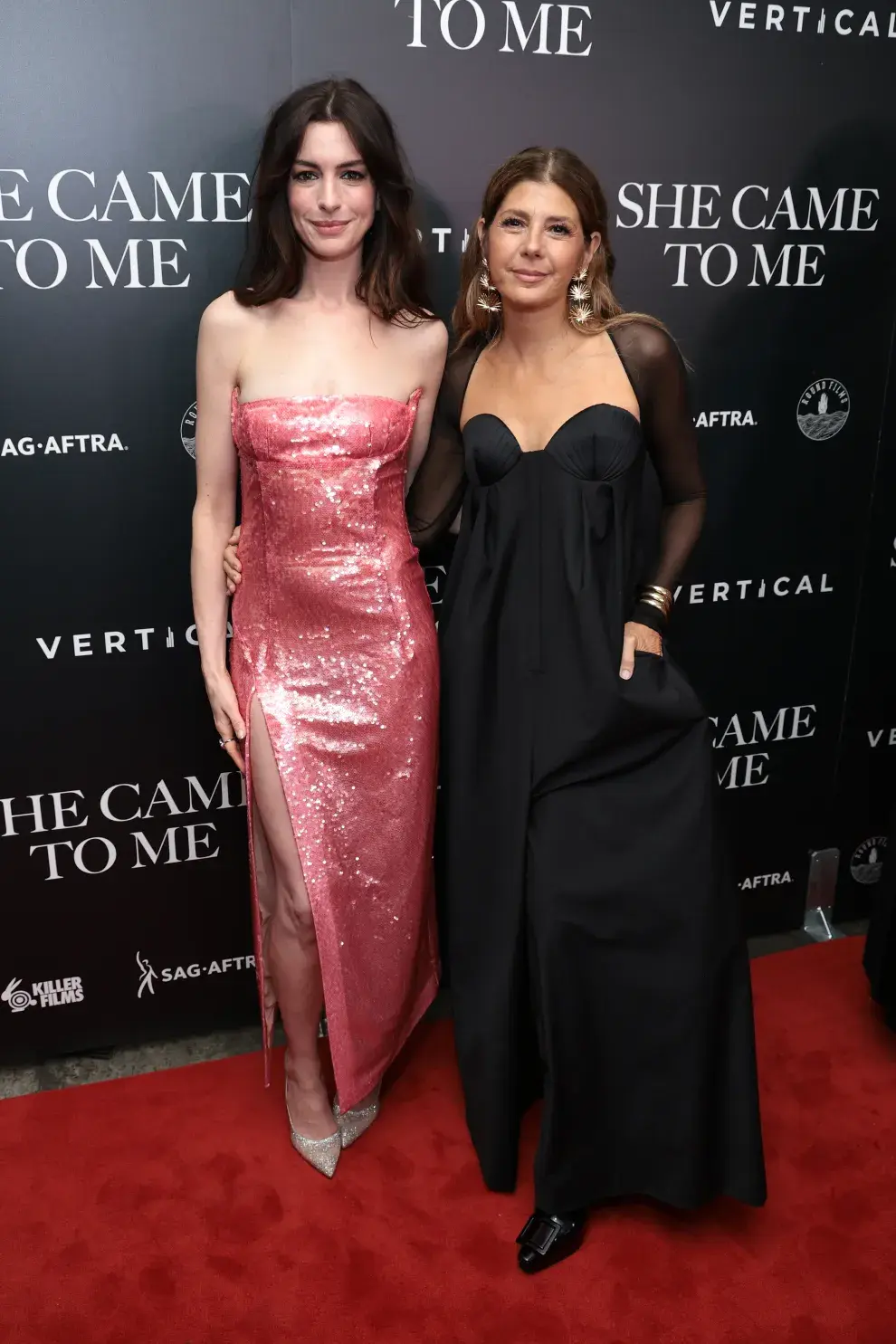 Anne Hathaway y Marisa Tomei en la premiere de She Came to Me.