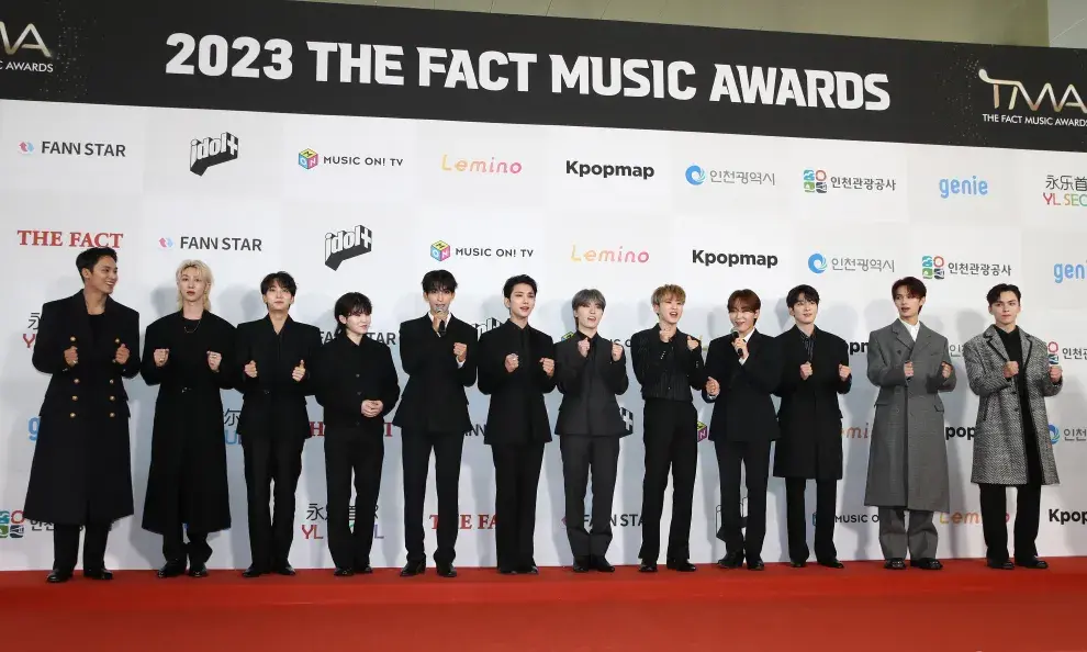 Seventeen durante la presentación 2023 de The Fact Music Awards.