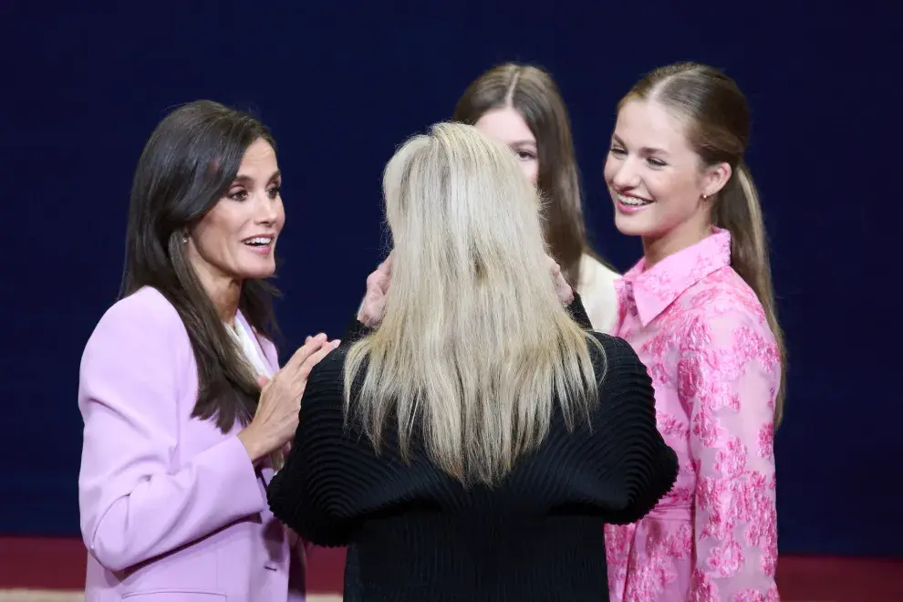 Meryl Streep compartió una distendida charla con la reina Letizia, la infanta Sofía y la princesa Leonor.