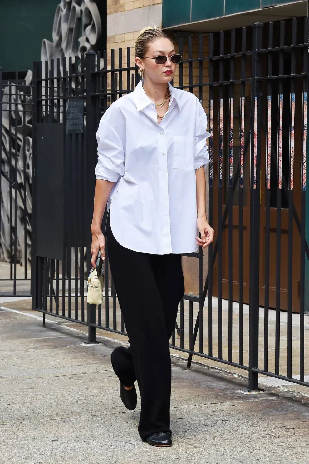 Gigi Hadid y su comfy style con camisa blanca