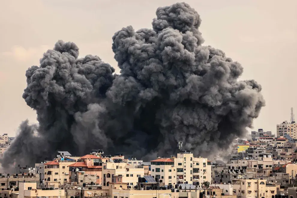 Una columna de humo se eleva en el cielo de la ciudad de Gaza durante un ataque aéreo israelí el hoy, 9 de octubre de 2023.