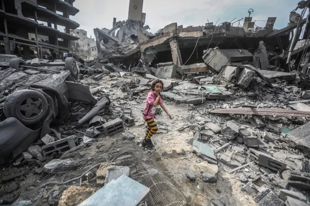 Una niña palestina camina sobre los escombros de los edificios destruidos tras los ataques aéreos israelíes contra el campo de refugiados de Shati en la ciudad de Gaza.