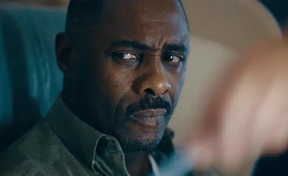 Idris Elba en la serie inglesa narrada en tiempo real que no vas a poder dejar de mirar.