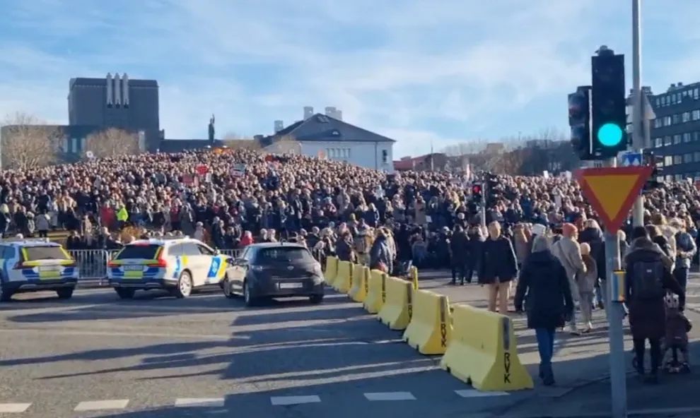 Masiva movilización y huelga de mujeres en Islandia.