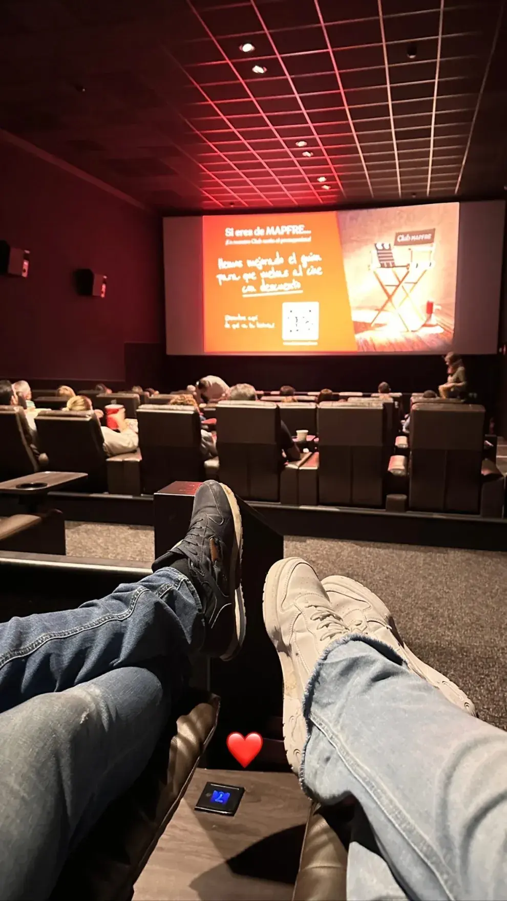 Karen y su "bombonazo" en el cine, en España.