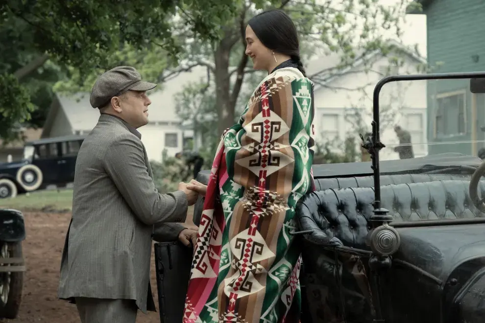 Una pareja improbable en el centro de la historia.