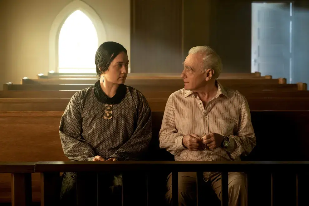 Lily Gladstone y el director en el detrás de cámaras.