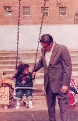Laura junto a su tío René Favaloro. El médico no tuvo hijos propios por lo que la consideraba una nieta.