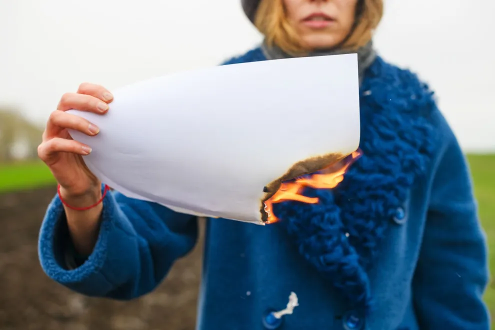 Ritual de bloqueo: para qué sirve escribir el nombre de alguien en un papel y quemarlo.