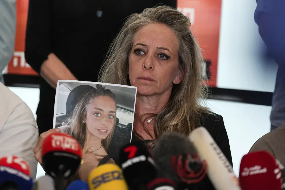 Keren Schem, madre de Mia Schem, una joven israelí que fue secuestrada por milicianos de Hamas y llevada a la Franja de Gaza, en conferencia de prensa en Tel Aviv el 7 de octubre de 2023.