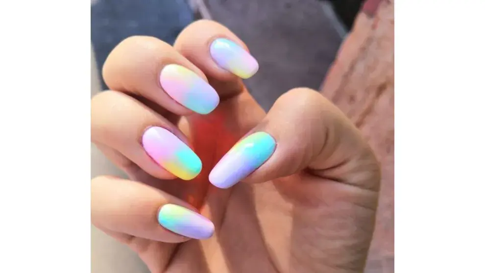Nail art con colores pasteles difuminados