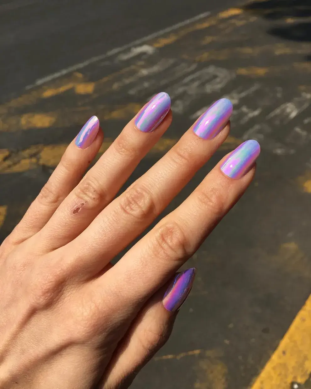 Uñas púrpura efecto espejo.