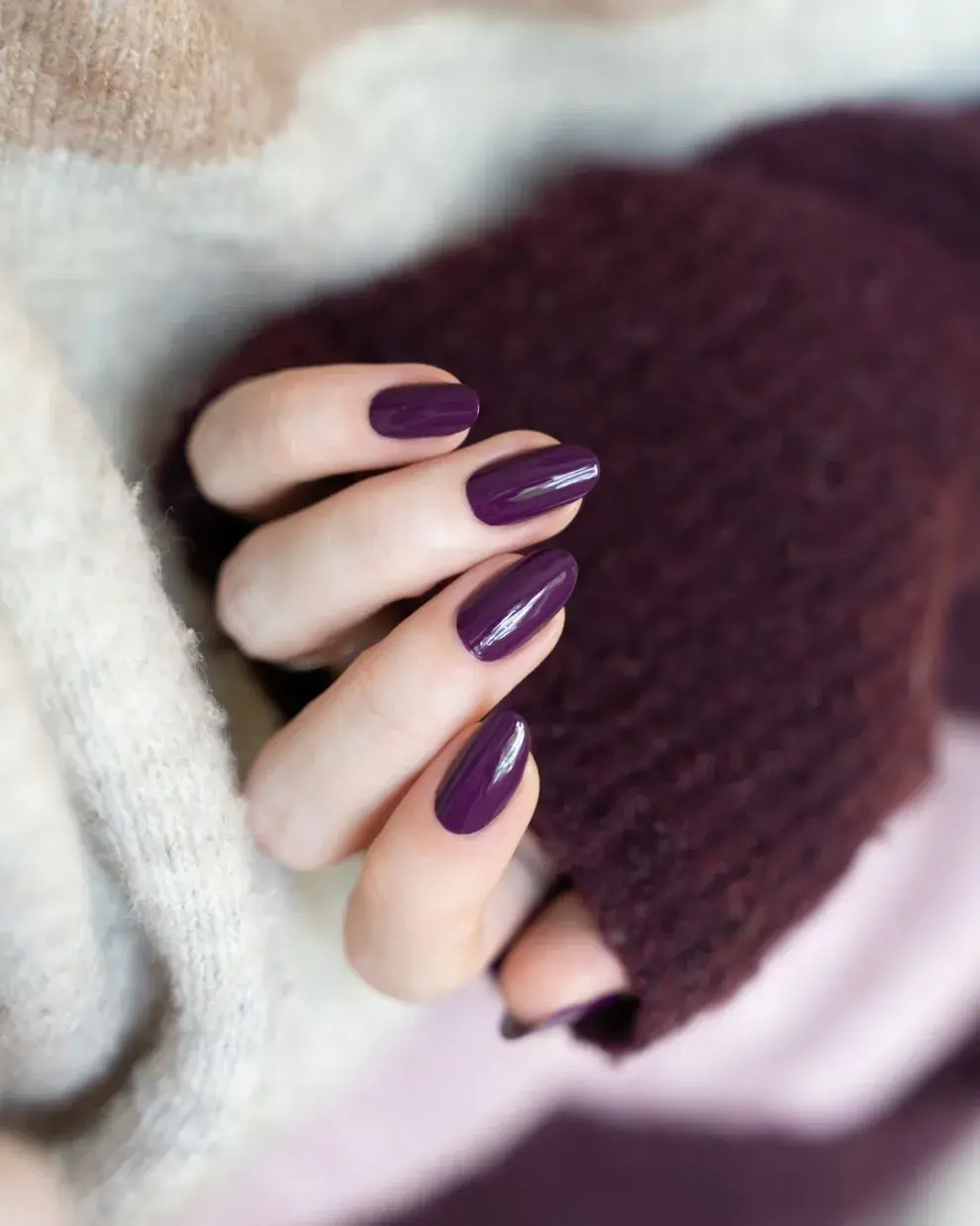 Uñas púrpura intenso.