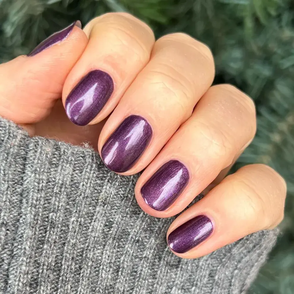 Uñas púrpura brillosas o con glitter.