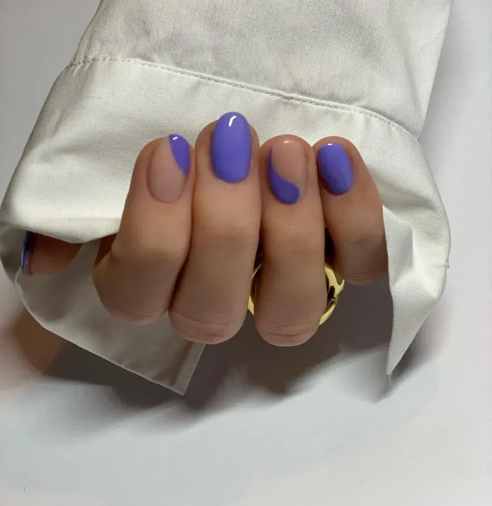 Uñas púrpura con estilo francesita.