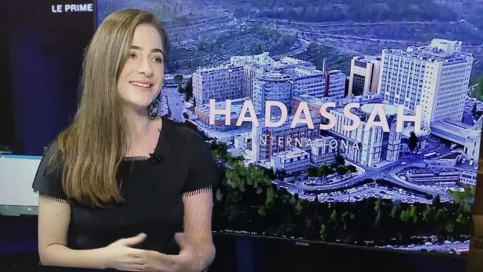 Olivia Goldschmidt en una entrevista televisiva hablando sobre el conflicto entre Israel y Palestina.