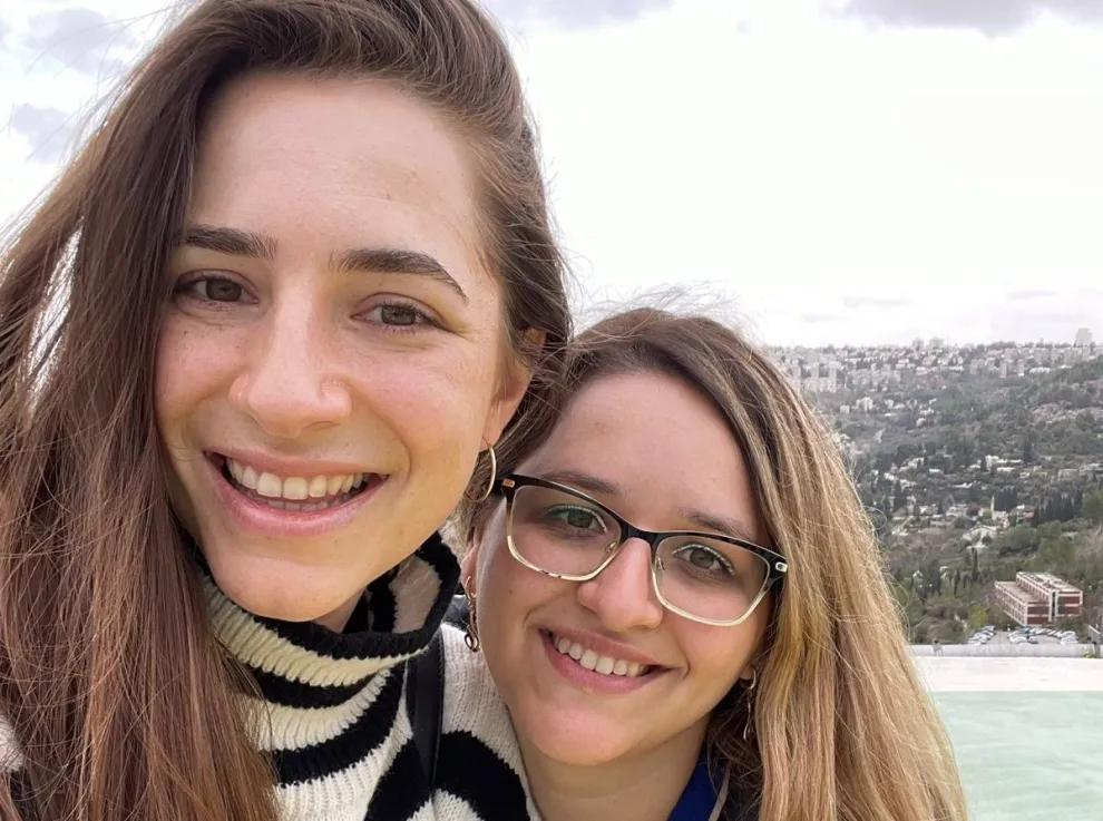 Olivia Goldschmidt junto a Olga, una amiga que trabaja en un hospital en Jerusalén.