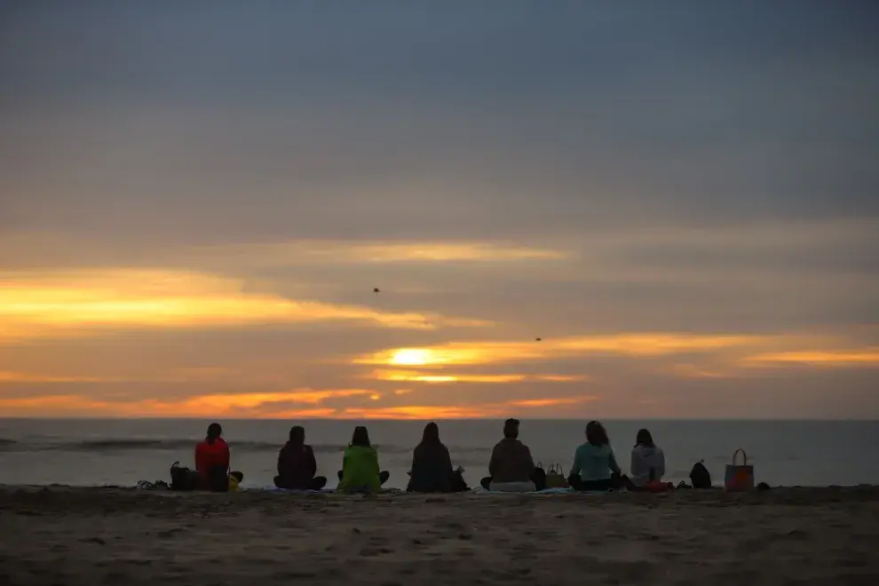 Atardeceres en la playa con amigas se llama felicidad