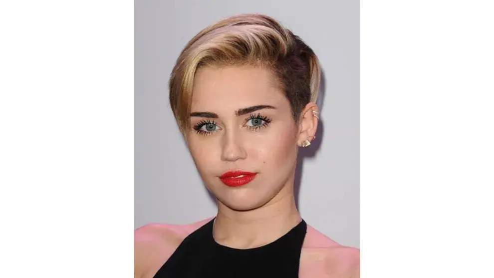 Miley Cirus le da un toque rebelde a su pixie con un rapado lateral