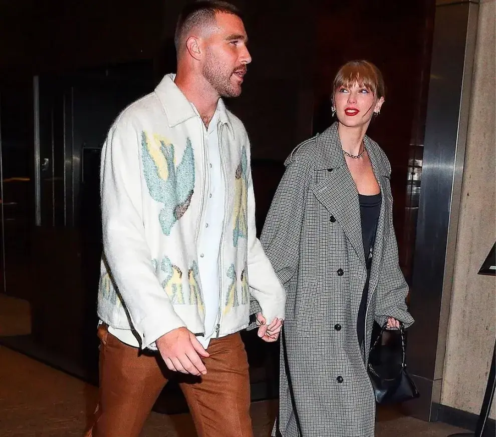 Taylor Swift fue fotografiada de la mano con Travis Kelce.