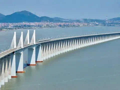 Así es el tren de China que viaja sobre el agua