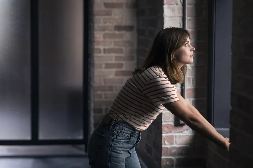 Jenna Coleman y Oliver Jackson-Cohen dan vida a la pareja protagónica.
