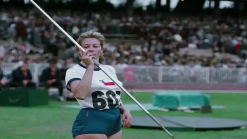 Un día como hoy, pero en 1956, la atleta lanzó su jabalina -el deporte en el que se especializó y alcanzó la fama mundial- a una distancia de 50,38 metros, ganando así la medalla de plata de los Juegos Olímpicos de Melbourne, Australia.