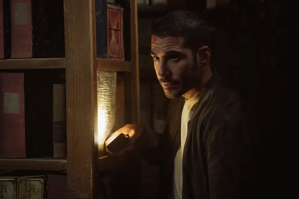 Miguel Ángel Silvestre en una escena de "30 monedas"