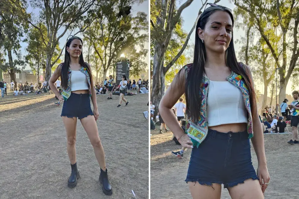 Croptop largo blanco, short de jean negro y un chaleco de colores que es lo todo.
