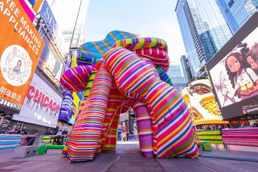 La escultura inflable de Marta Minujín en Times Square.