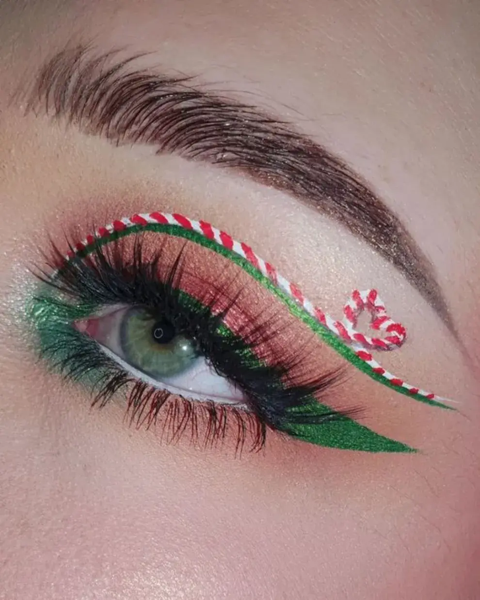 Sumándose a la tendencia de delineados más artish, este que juega con el rojo, blanco y verde... ¡nos encantó!