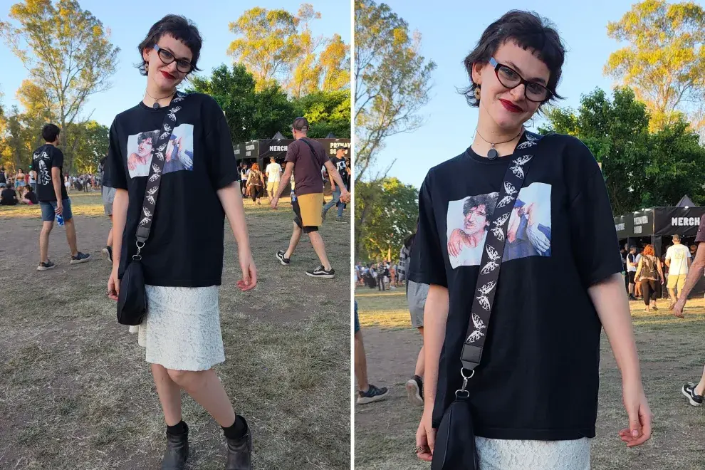 Con un flequillo recto y corto que la rompe, pollera midi blanca y un remerón rockero. Amamos.