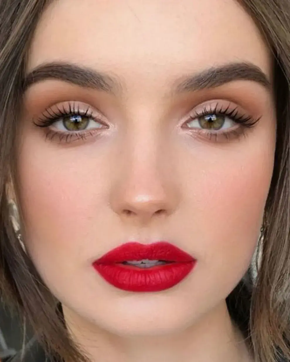 En tono mate, el clásico labial rojo -si lo usas con un make-up muy tranqui- es otra excelente opción.