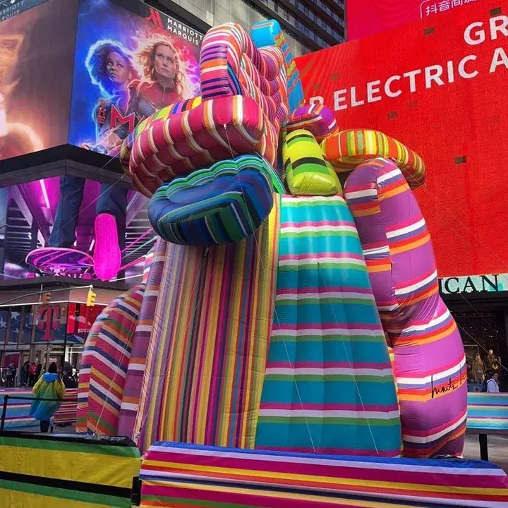 La escultura inflable de Marta Minujín en Times Square.