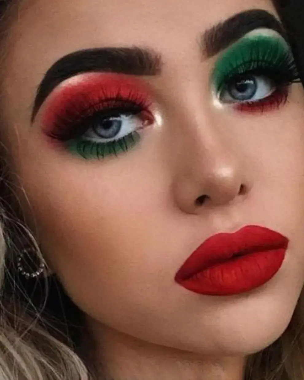 Si el delineado no es lo tuyo, también podés aprovechar los colores navideños y crear un diseño con sombras.