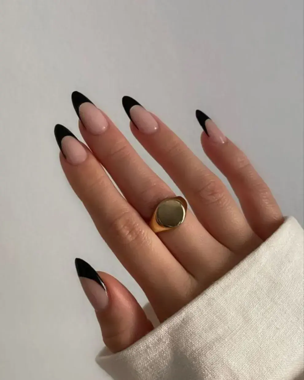 Si sos más mood clásica, la francesita funciona con las uñas cortas o largas.