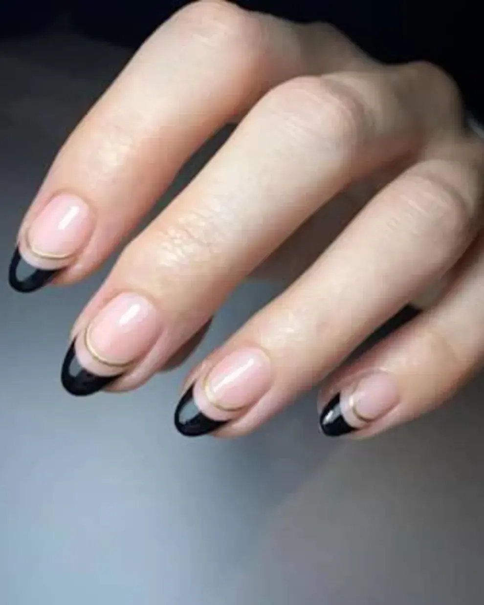 Sobre una base de esmalte transparente, una línea gruesa en negro y otra fina en el mismo color. ¿El touch especial? La línea extra fina dorada.