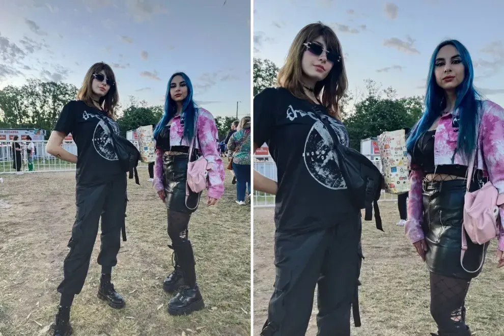 Siguiendo la tendencia rock gótico, estas dos amigas lo dieron todo. Pantalones cargo, remeras rockeras y botas.