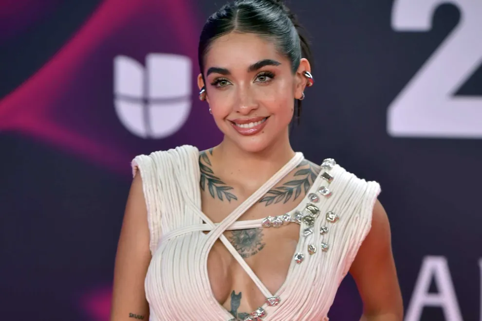 María Becerra sorprendió con un impactante vestido en los Latin Grammy 2023: algodón, escote y aberturas.