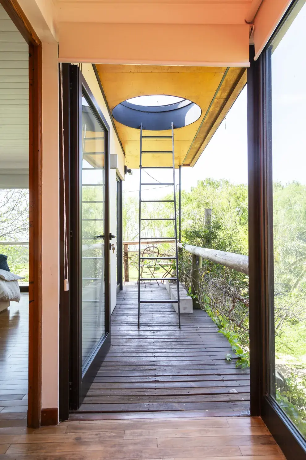 Al salir del dormitorio hay una escalera, que es el acceso al techo verde, aunque Chami la define como “una puerta al espacio exterior infinito”.