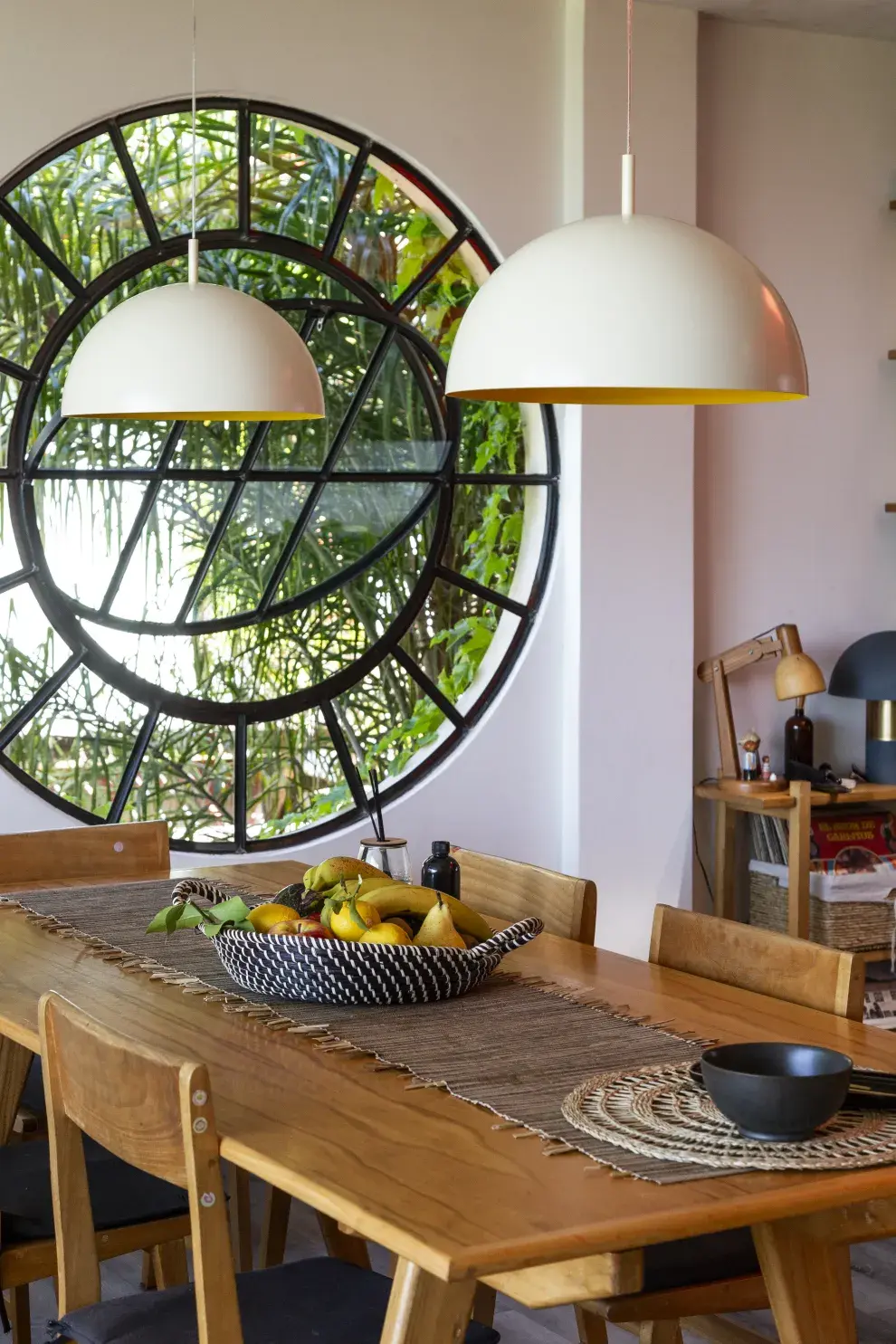 La ventana redonda del living es un homenaje a la casa “Bengala” de Carlos Páez Vilaró en Tigre. 