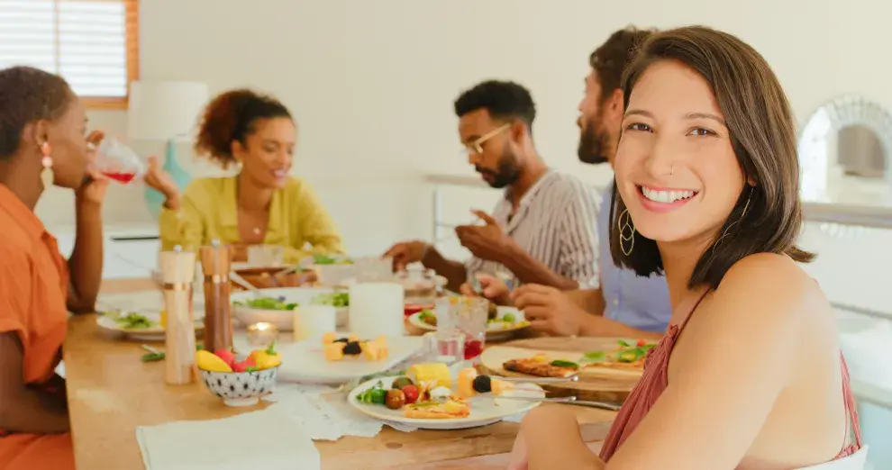 La mesa de la amistad: ¿cómo nos impacta en la salud mental?