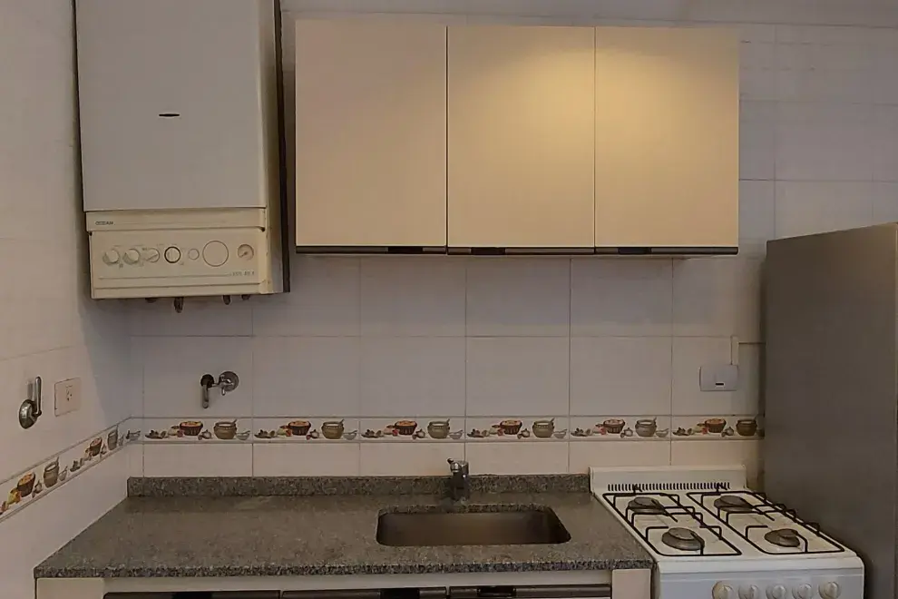 Una cocina oscura y sin inda, antes de ser remodelada.